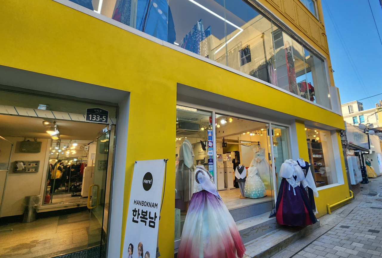 Hanbok Experience at Hanboknam Gyeongbokgung + Korean Hairstyling - Photo 1 of 9